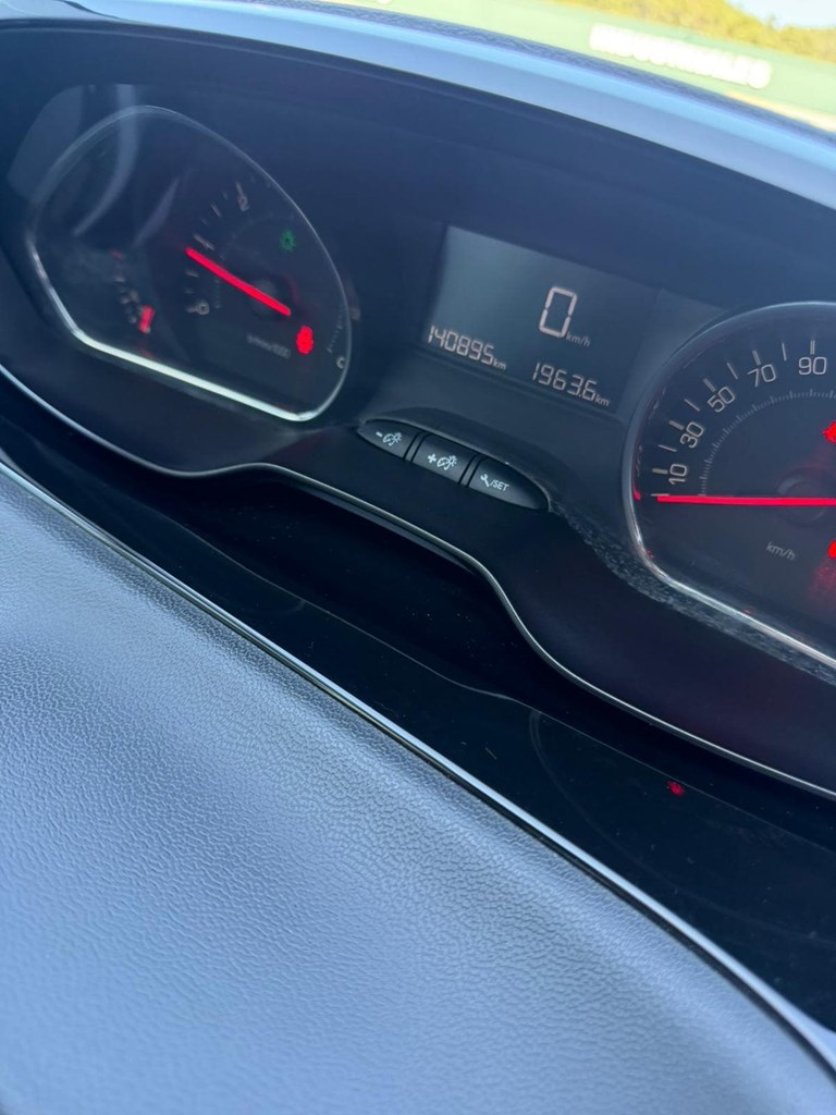 Foto 14 PEUGEOT 208 1.4 HDi ACTIVE 68 CV – 2013