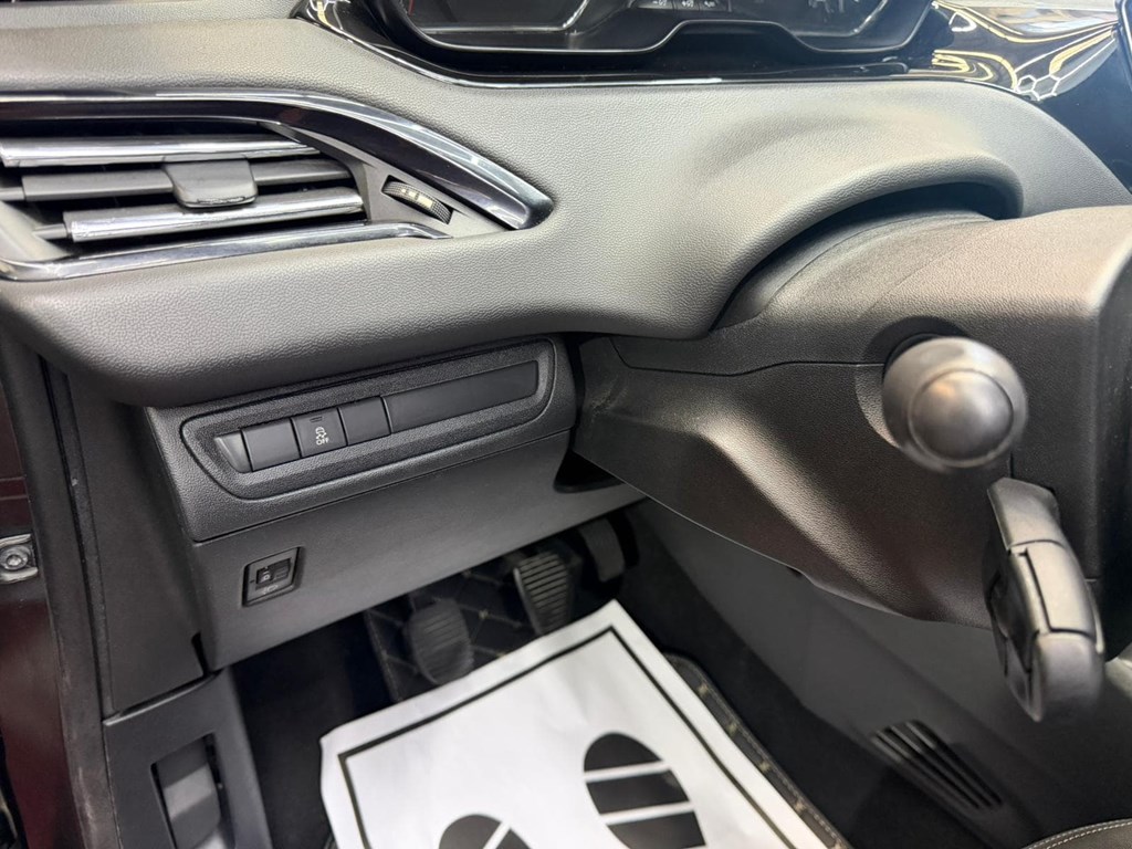 Foto 19 PEUGEOT 208 1.4 HDi ACTIVE 68 CV – 2013